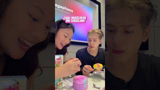 Download lagu UNBOXING SLIME BLINDBOX WITH @Jackson Wang HAHAHAHHAA 😭 the slime is stuck to the wall mp3