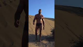 Gespierde Hunk Joel Green loopt door de woestijn