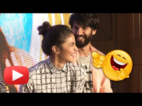 Alia Bhatt & Shahid Kapoor Crack Adult Jokes in Public