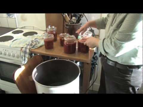 Hackbällchen oder Frikadellen mit Tomatensoße einkochen