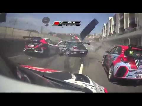 Ralli yarışında arka arkaya yaşanan kazalar hayrete düşürdü!