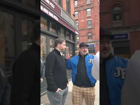 Joey Fatone, apresentador do Common Knowledge, na Made In New York Pizza.