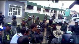 preview picture of video 'disturbios en el carmen agrecion verbal de la fuerza publica'
