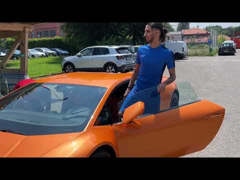 Baby Gang lascia il carcere di Busto Arsizio in Lamborghini