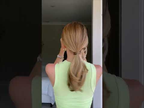 HOW TO CREATE A PONYTAIL WITHOUT A HAIR TIE