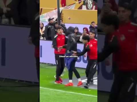 Faslı Top Toplayıcılar Defalarca Senegal Kalecisinin Havlusunu Çaldı! 😥