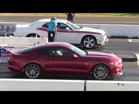 Challenger R/T vs Mustang GT - drag race
