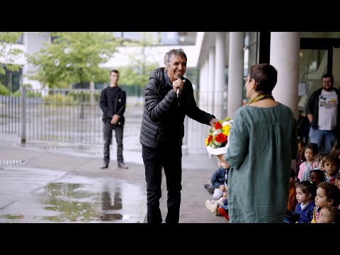 Julien Clerc fait une surprise à une directrice d'école à Vincennes !
