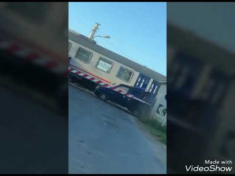 Petrosino/Marsala, rimane incastrato con l'automobile al passaggio a livello. Ecco il video