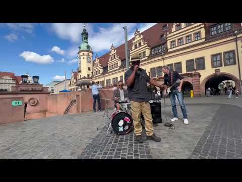 BLENDEND in #Leipzig #Marktplatz #electropop #polizei #indiepop #house #deutschpop #straßenmusik