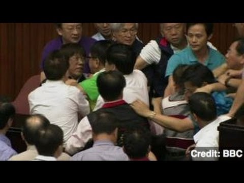 臺灣議員因核電站投票而大吵大鬧 (Taiwan Lawmakers Brawl Over Nuke Plant Vote)