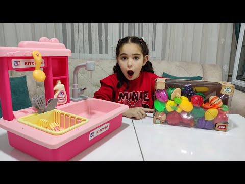 TAKLİT YAPARAK MEYVE SALATASI YAPTI !! HEM YIKADI HEM DOĞRADI !! @DilaKent @RukiyeÇetinkaya