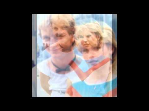 Iveta Bartošová  a  Petr Sepéši    1985    Krásně se to věří     Věčné půjčování     HudbaMehoSrdce   2011