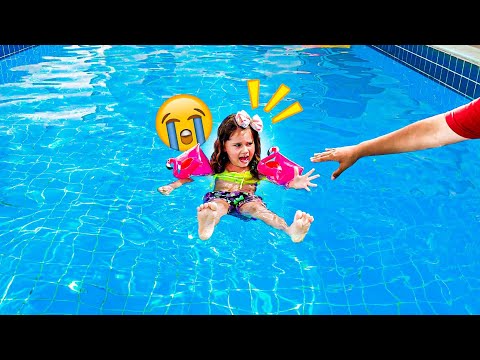 LAYRA APRENDE A NADAR SOZINHA NA PISCINA FUNDA!