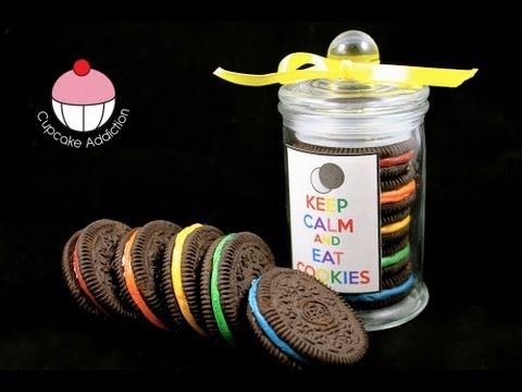 虹のオレオクッキージャー - 簡単なノーベークレシピ!カップケーキ中毒ハウツーチュートリアル (Rainbow Oreo Cookie Jars - Easy No-Bake Recipe! A Cupcake Addiction How To Tutorial)