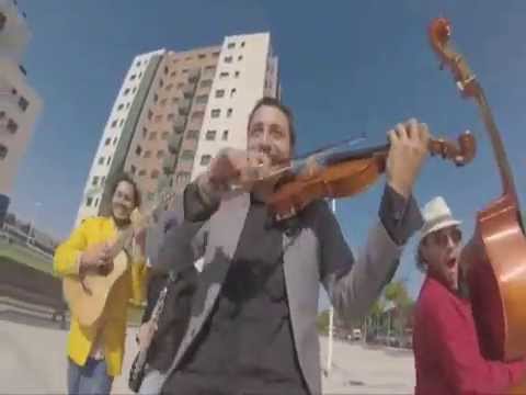 How to ride a bike playing violin - MUYAYOS DE RAIZ