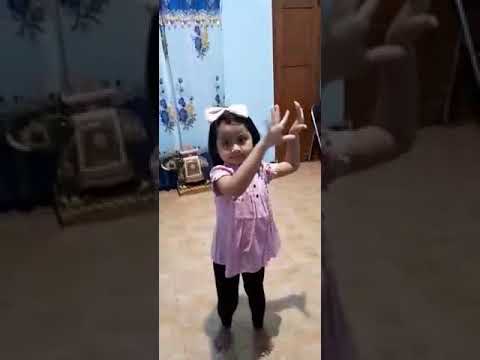 Moira menari ikuti irama musik