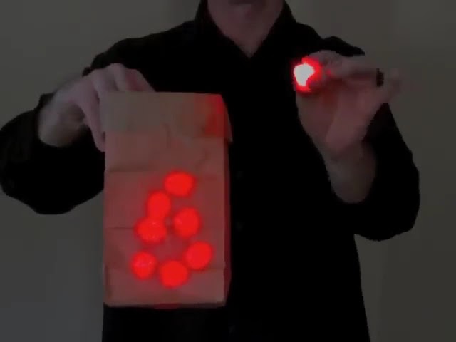 Vídeo relacionado con Accesorios mágicos de luz de Escenario, Bolsa de Trucos de Magia Que aparece luz - Trucos de Magia con luz roja Que aparecen,Juguetes creativos Que aparecen con Trucos de luz para Puesta en Escena