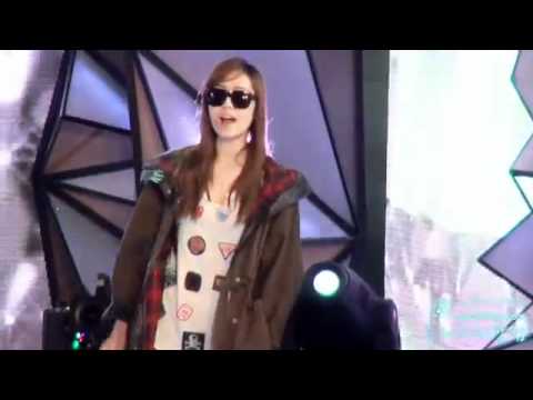 111104 SNSD Tiffany in Shades! @ Music Bank Rehearsal -The Boys- [fancam]