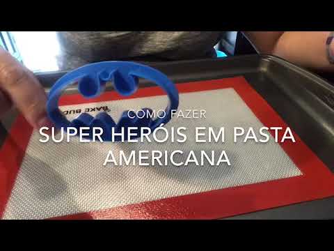 Fazendo decorações para bolo super herói em pasta americana