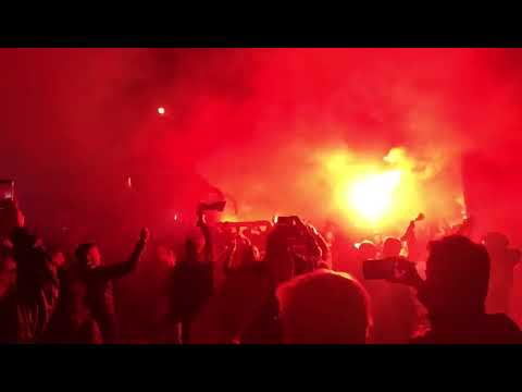 Nach dem Aufstieg: KSC-Fans feiern Ankunft der Mannschaft am Wildparkstadion
