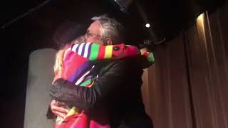 Madonna tieta Caetano Veloso no RJ: 'Posso te abraçar? Eu te amo'