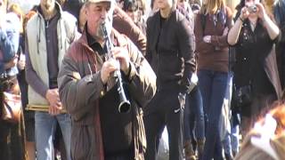 preview picture of video 'Moment d'émotion avant le départ du cortège du carnaval des enfants de l'école de Baume'