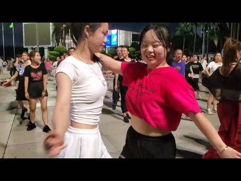 Full version Dancing Beautiful lady #dance #happydance #viral #commentcava #music 
