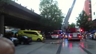 Grønland, det brenner på et tak i blokka ved smalgangen!