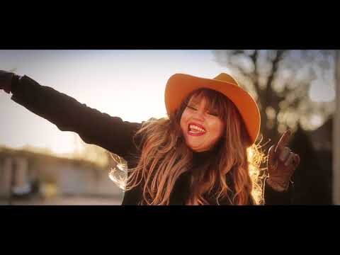 ANNA TORRES -  UMA BRASILEIRA EM PARIS - Feat: JOTA EFE