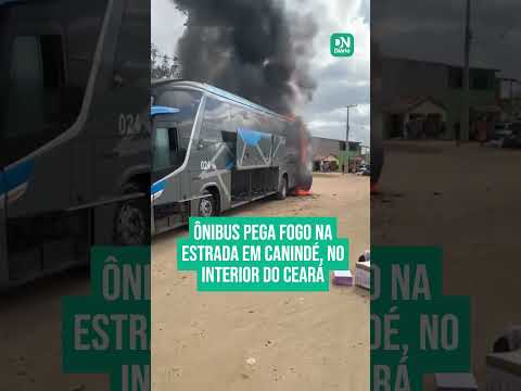 Ônibus pega fogo em Canindé, no interior do Ceará, nesta quarta-feira (31)