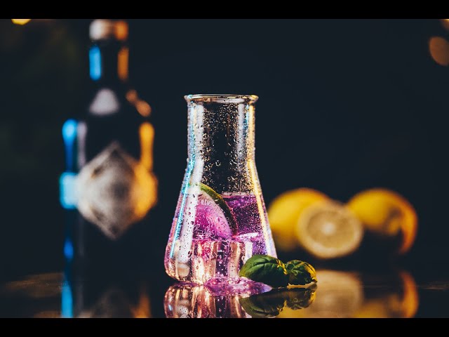 Vídeo relacionado con The Illusionist Distillery Alc. Free FC Bayern München Edition | La alternativa sin alcohol con cambio de color | De los creadores de Illusionist Dry Gin | Sin azúcar | Vegano | 500 ml