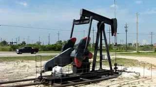 preview picture of video 'Oil Well With Lufkin Pumpjack In Baytown Texas 2008'