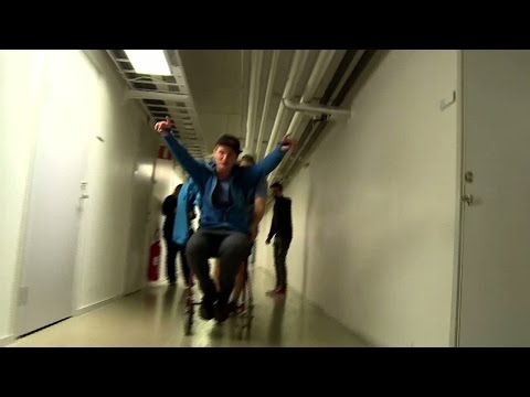 Julius och Björn flyr på en rullator - Spring! (TV4)