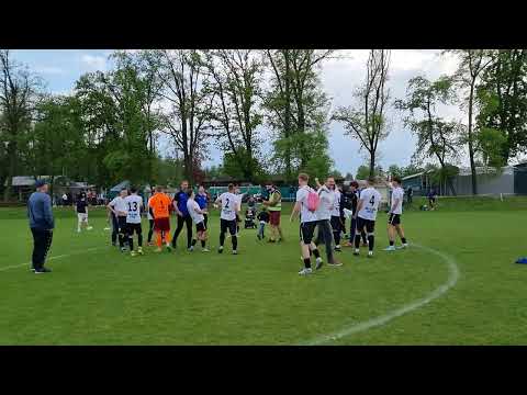 Piłkarze Ilanki Rzepin cieszą się ze zwycięstwa z Polonią Słubice