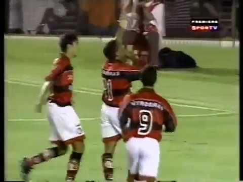 Gol do baixinho dominando a bola dentro da área e finalizando rápido para fazer o gol