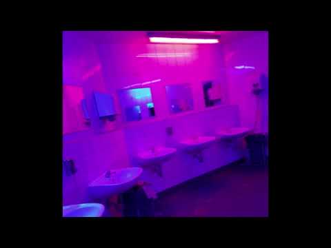 Falke 912 Bhavi Ft LIT Killah "Nat Geo Remix" pero en el baño de un boliche.