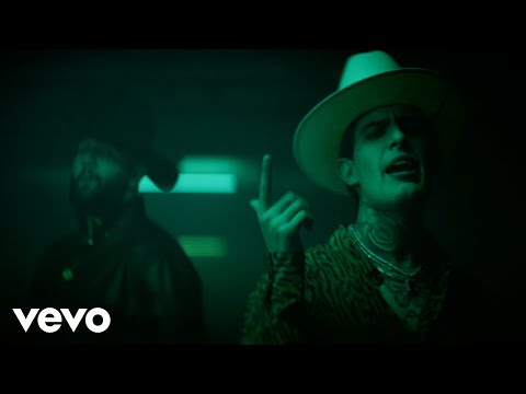 Adriel Favela, Carin Leon - Con Un Botecito A Pecho