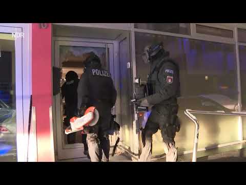 Hamburg Billstedt - Festnahmen in Verbindung mit Überfällen auf Snipes Store im Billstedt Center