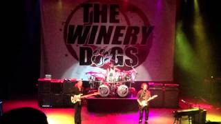 The Winery Dogs covering Bowies 'Moonage Daydream' live in London
