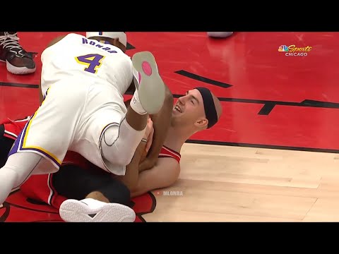 Alex Caruso and Rajon Rondo fighting for a ball 🤭