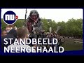 Britse demonstranten gooien standbeeld slavenhandelaar in rivier | NU.nl