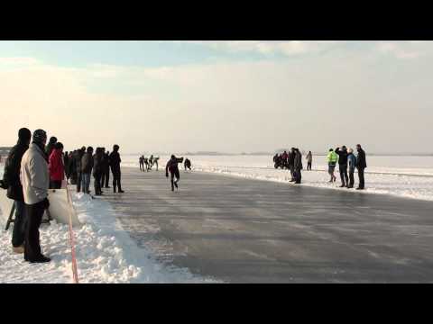 Marathon schaatsen op natuurijs op het Schildmeer 29-12-2010 deel 2