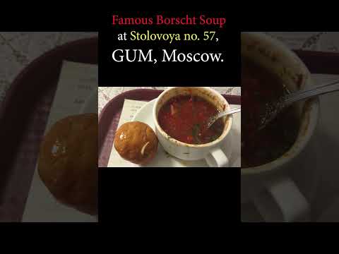 Famosa sopa russa de borscht no Stolovaya No.57 na loja de departamentos GUM de Moscou