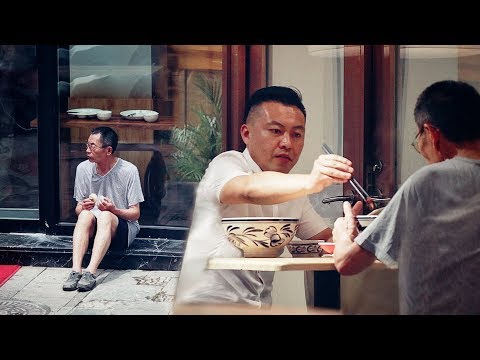 老人街邊把兩個饅頭當午飯，有路人不忍心，最後感人的一幕發生了！