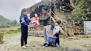 Download lagu The police officer came to wish the family a Happy New Year and help decorate the house mp3 Download lagu The police officer came to wish the family a Happy New Year and help decorate the house mp3