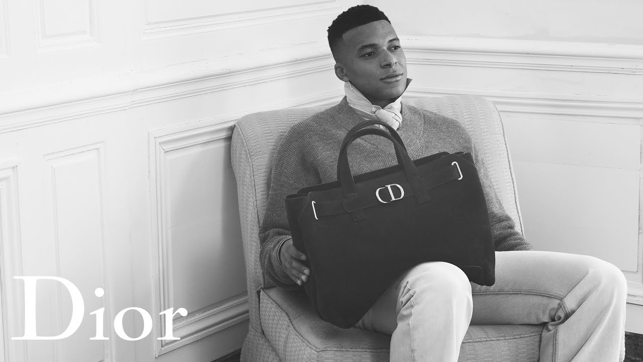 Kylian Mbappé avec un grand tote Dior noir, campagne Dior Summer 2026