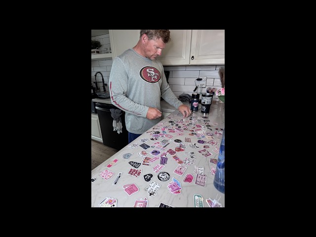 Vídeo relacionado con 150PCS Dark Romance Lectura Pegatinas, Pack de Pegatinas de Libros para Parachoques de Maletas, Guitarra, Botella de Agua, Regalo de Vinilo Impermeable para Adolescentes, Niños y Niñas