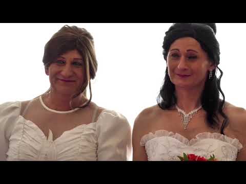 トランスジェンダーのカップルがハンガリーで挙式 (Transgender couple wed in Hungary)
