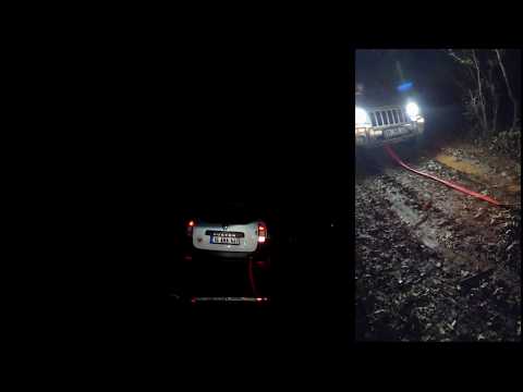 Dacia Duster Pulls Away Stuck Jeep Cherokee III (KJ) 3.7 in Mud